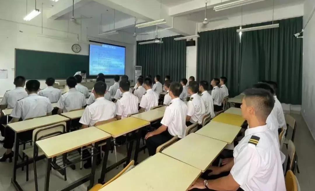 威廉希尔中国官网2021级飞行技术学生进行地面滑行体验