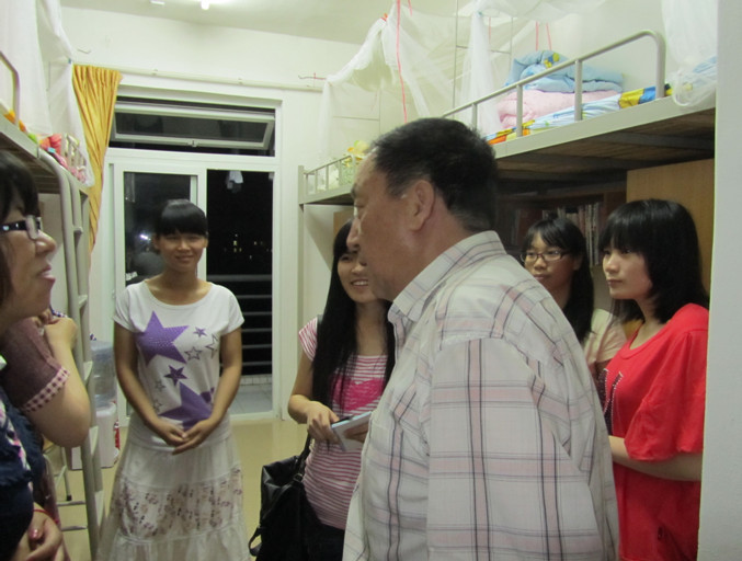 杨佐院长走访学生宿舍