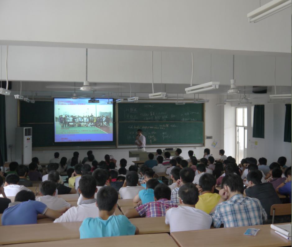 如何度过大学四年--威廉希尔中国官网2012级新生思想教育指导会