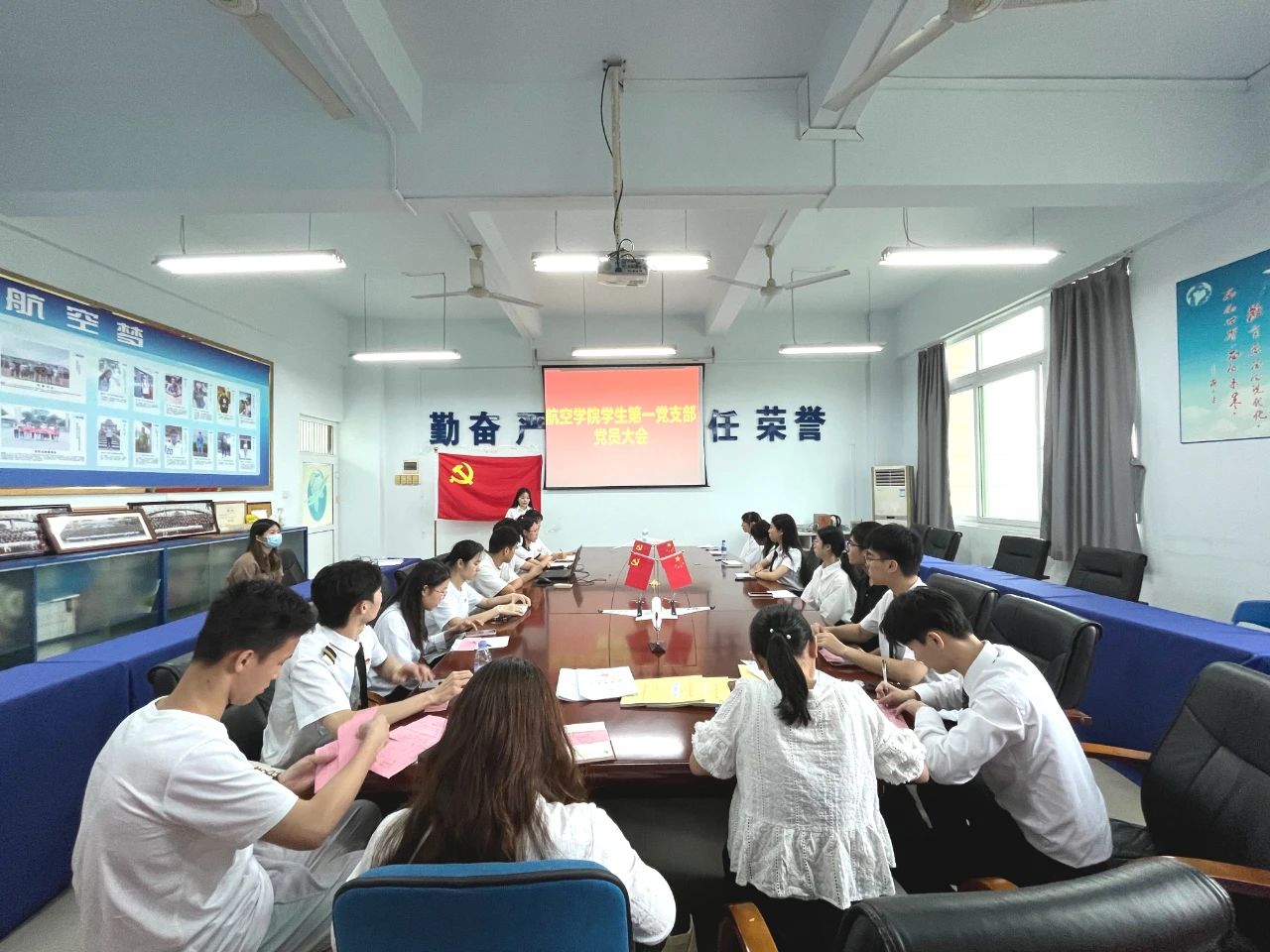 威廉希尔中国官网学生第一党支部召开接收预备党员大会