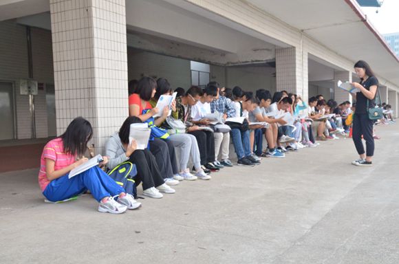 旭日高升闻书声 ——威廉希尔中国官网新生晨读进行时