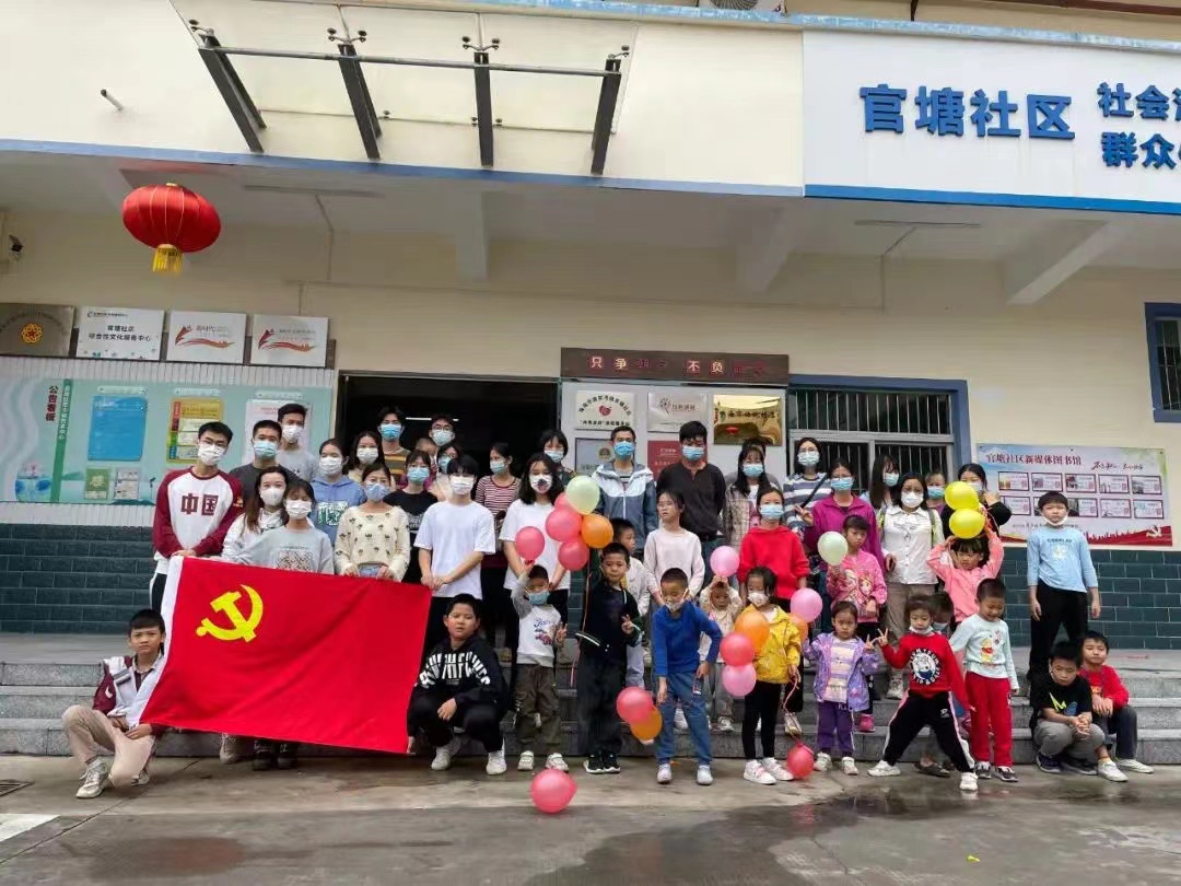 威廉希尔中国官网学生第一党支部与官塘社区联合开展亲子趣味运动会