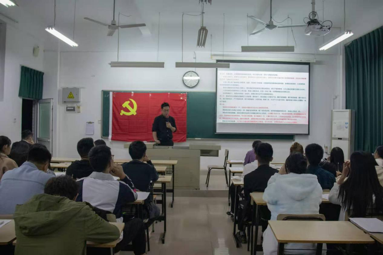 重温党章，不忘入党初心——威廉希尔中国官网学生党支部开展主题党课