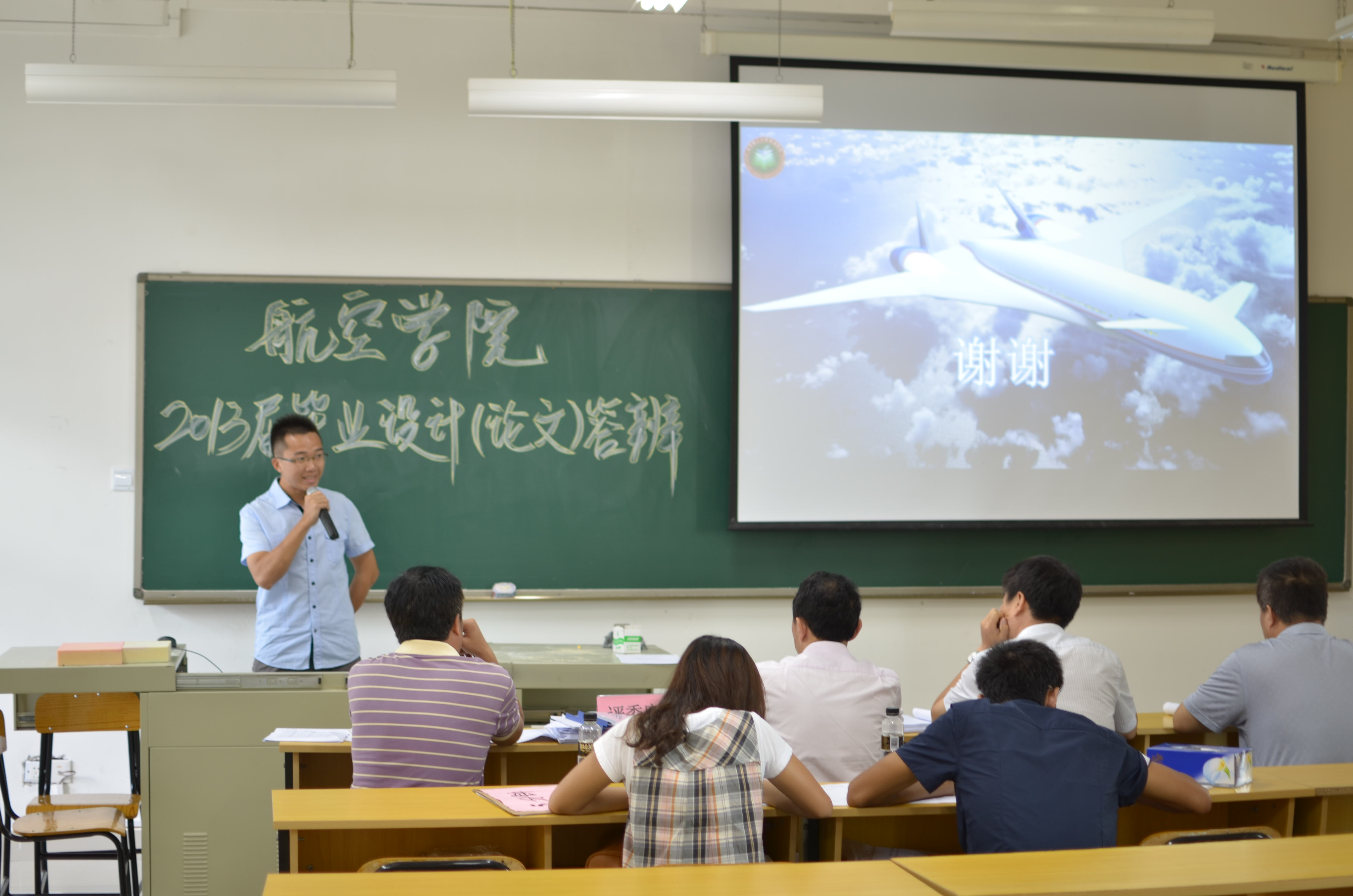 威廉希尔中国官网组织2013届毕业设计（论文）答辩工作