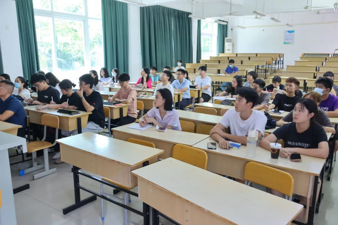 威廉希尔中国官网党课第十六期第五讲：从历史学习中汲取营养，激发听党话跟党走的思想自觉