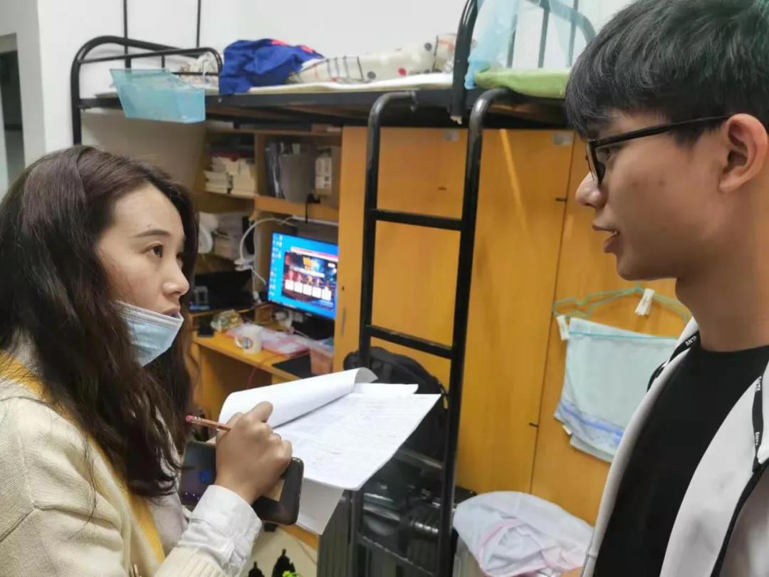 威廉希尔中国官网辅导员走访学生宿舍