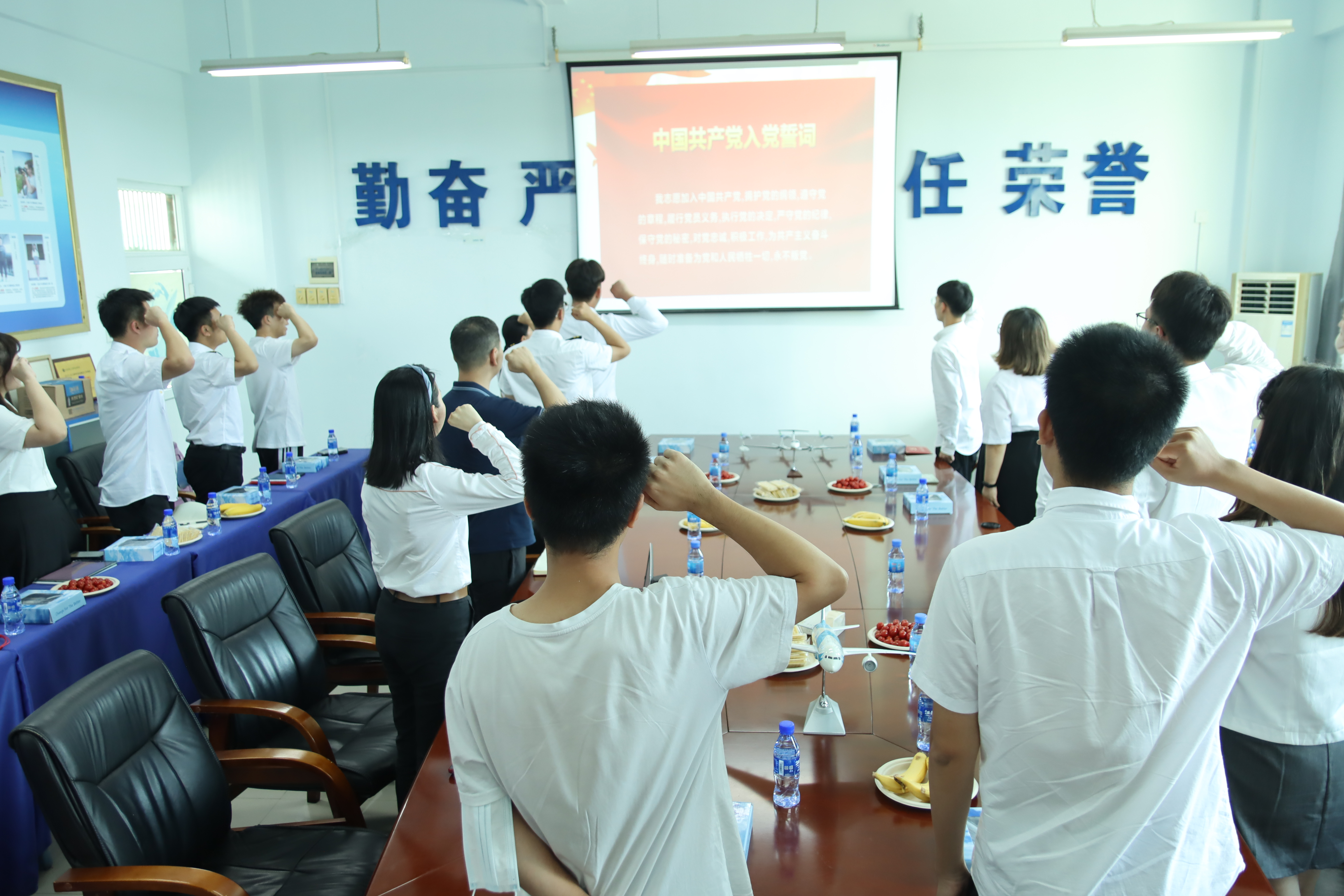 威廉希尔中国官网党总支召开2022届毕业生党员离校座谈会