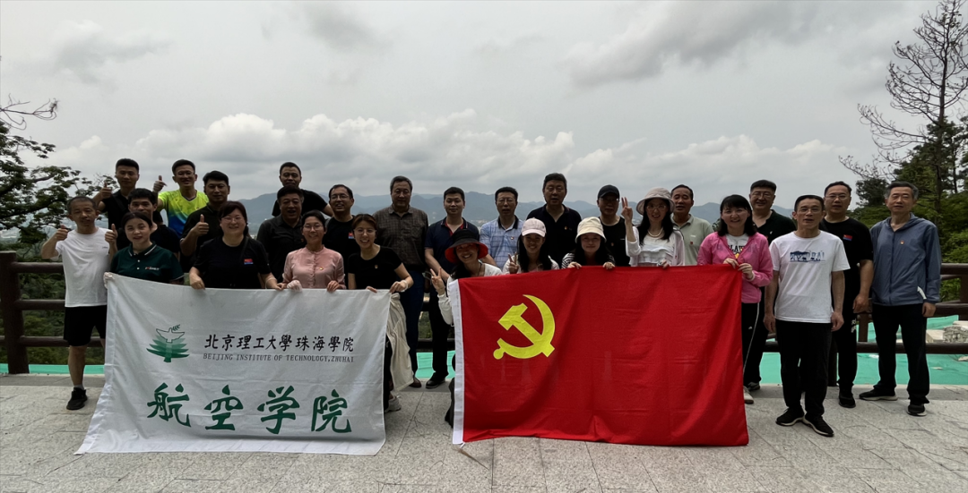 威廉希尔中国官网组织爬山和捡拾垃圾公益活动