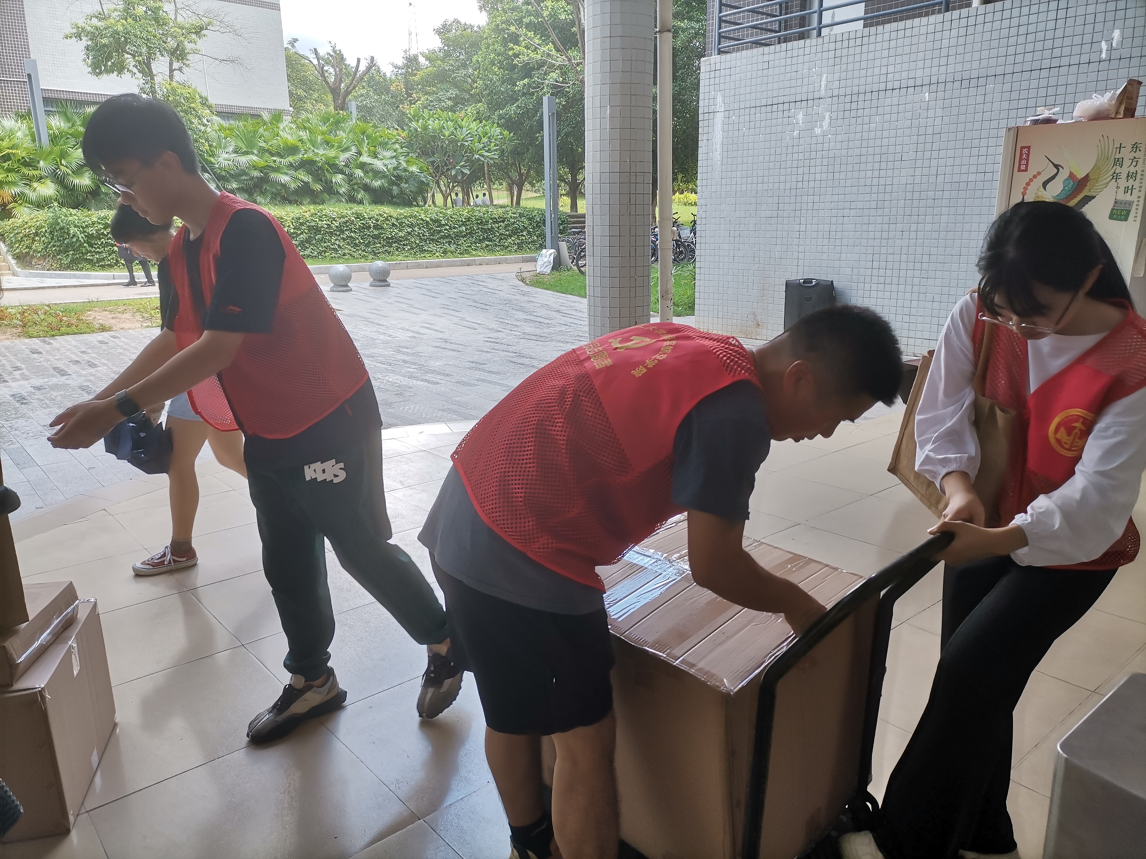暖心护航 爱心送别----威廉希尔中国官网党总支开展毕业季志愿服务活动