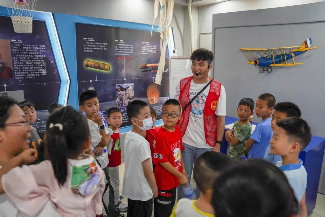 让科普有温度，让航空接地气——威廉希尔中国官网学生第二党支部开展“航梦飞行，职工航趣体验日”活动