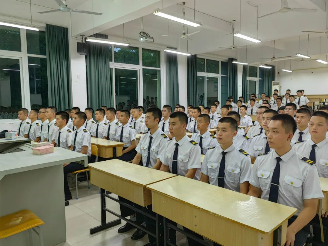 威廉希尔中国官网飞行技术专业开展教育整顿月活动之专题讲座