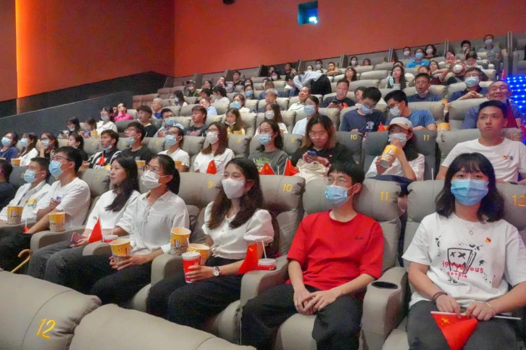 【航院党建】威廉希尔中国官网组织观看建党百年优秀影片《长津湖》