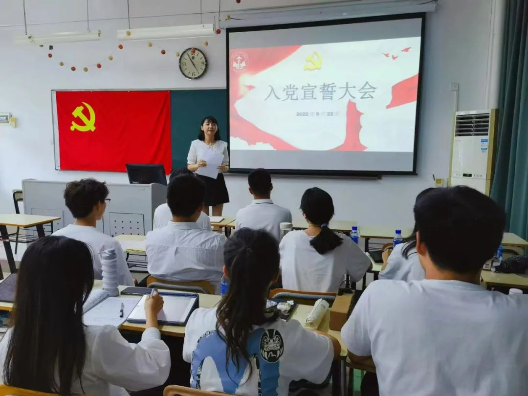 威廉希尔中国官网学生第二党支部举行预备党员入党宣誓仪式