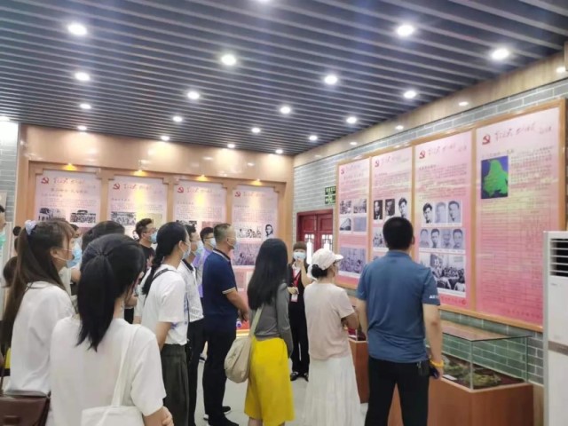 威廉希尔中国官网党总支师生党员参观红色基地，回顾奋斗历程