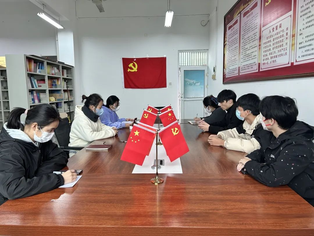 威廉希尔中国官网学生第一党支部开展“朗读二十大，拳拳向党心”主题党日活动