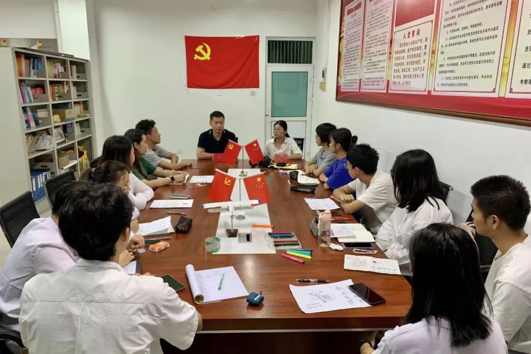 威廉希尔中国官网学生第一党支部开展手绘贺卡献给党的主题党日活动